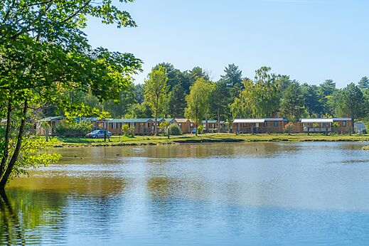 Mobil-homes de madera, lago y naturaleza en el camping CAPFUN Dune Fleurie en Quend Plage (80).