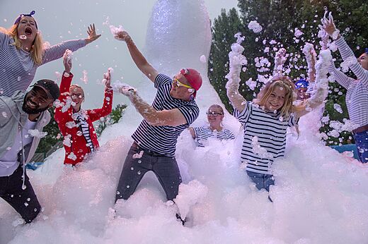 Fiesta de la espuma con campistas en el camping CAPFUN Dune Fleurie en Quend Plage (80).