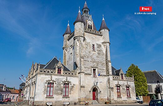 Histórico campanario de Rue con reloj, para visitar cerca del camping en Somme.