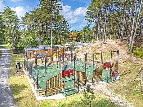 Pista multideporte con ni�os jugando baloncesto y f�tbol en camping CAPFUN Dune Fleurie en Quend Plage (80).