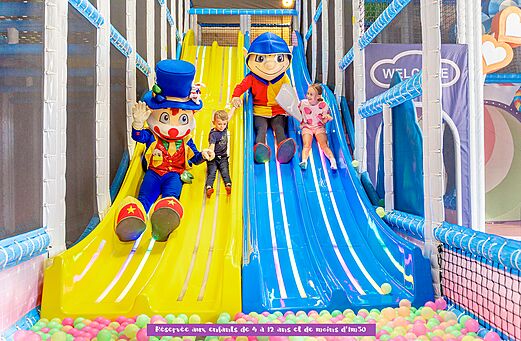 �rea de juegos interior, toboganes, mascotas en el camping CAPFUN Dune Fleurie en Quend Plage (80).