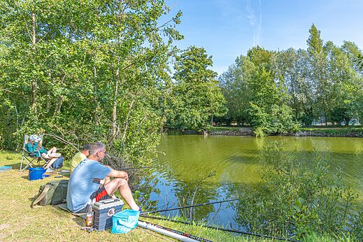 Pesca a orillas del estanque en el camping CAPFUN Dune Fleurie en Quend Plage.
