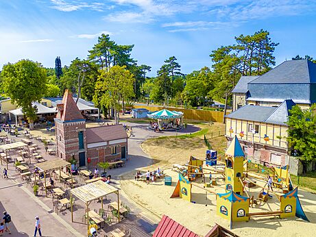 Terraza de restaurante y zona de juegos en CAPFUN Dune Fleurie Quend Plage.