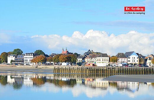 Le Crotoy, encantadora ciudad portuaria con casas coloridas y reflejos en el agua.