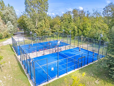 Pistas de p�del azules a�reas en el camping CAPFUN Dune Fleurie en Quend Plage.