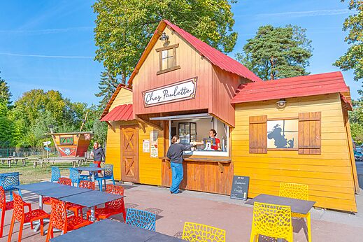 Bar "Chez Paulette" con servicio y mesas exteriores en el camping CAPFUN Dune Fleurie en Quend Plage (80).
