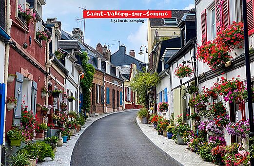 Calle florida pintoresca en Saint-Valéry-sur-Somme, visita cerca del camping.