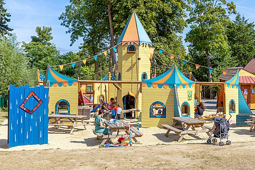 �rea de juegos castillo colorida con ni�os en CAPFUN Dune Fleurie, Quend Plage.