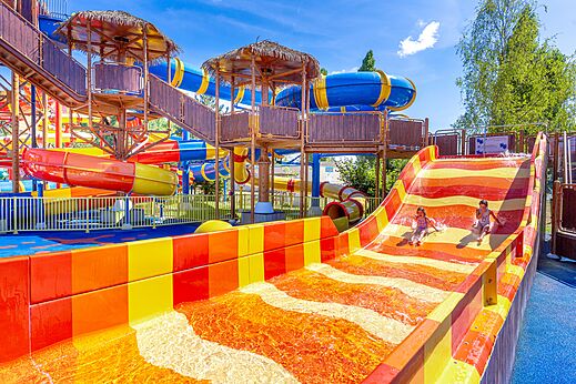 Tobog�n acu�tico gigante y ni�os jugando en el camping CAPFUN Dune Fleurie en Quend Plage (80).