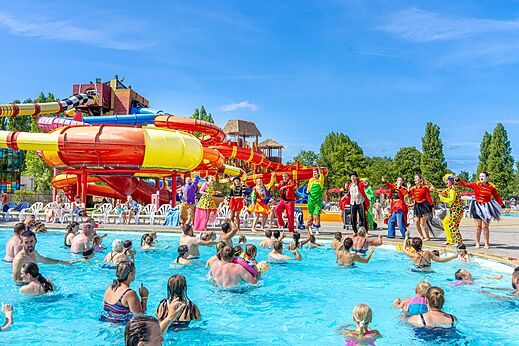 Piscina exterior animada y toboganes gigantes en camping CAPFUN Dune Fleurie Quend Plage (80).