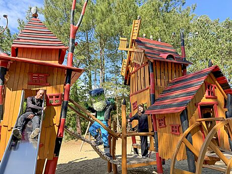 Gran parque infantil de madera en el camping CAPFUN Dune Fleurie en Quend Plage.