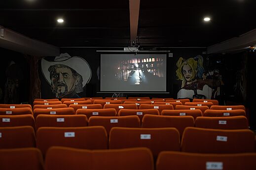 Sala de cine con gran pantalla y asientos c�modos en el camping CAPFUN Dune Fleurie.