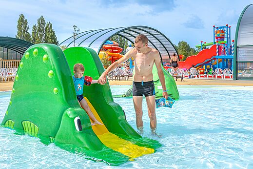 Piscina lúdica, tobogán infantil en el camping CAPFUN Dune Fleurie en Quend Plage.