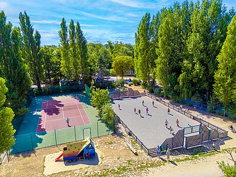 Actividades deportivas y �rea de juegos en el camping CAPFUN Dune Fleurie en Quend Plage (80).