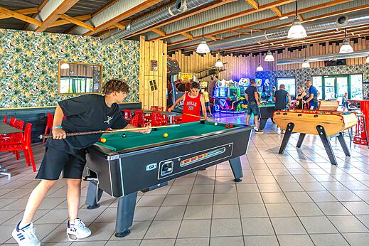 Billar, futbol�n y juegos recreativos en el camping CAPFUN Dune Fleurie en Quend Plage.