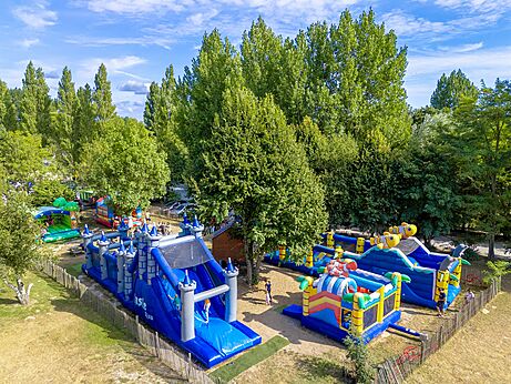 Grandes juegos inflables y toboganes para ni�os en el camping CAPFUN Dune Fleurie.