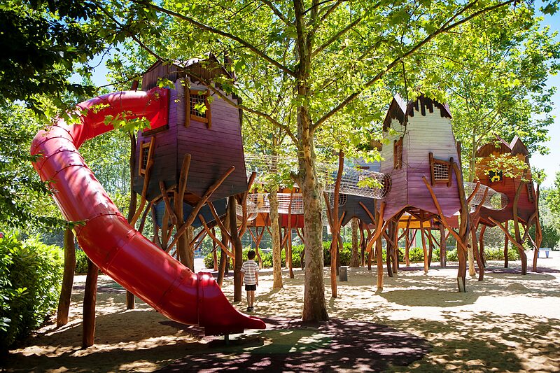 Juego Carabouille - Zona de juegos con casas en los �rboles, tobog�n rojo en CAPFUN Duravel (46).