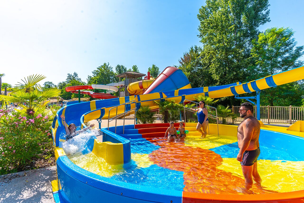 Toboganes acu�ticos y piscina recreativa en el camping CAPFUN Duravel en Duravel (46).