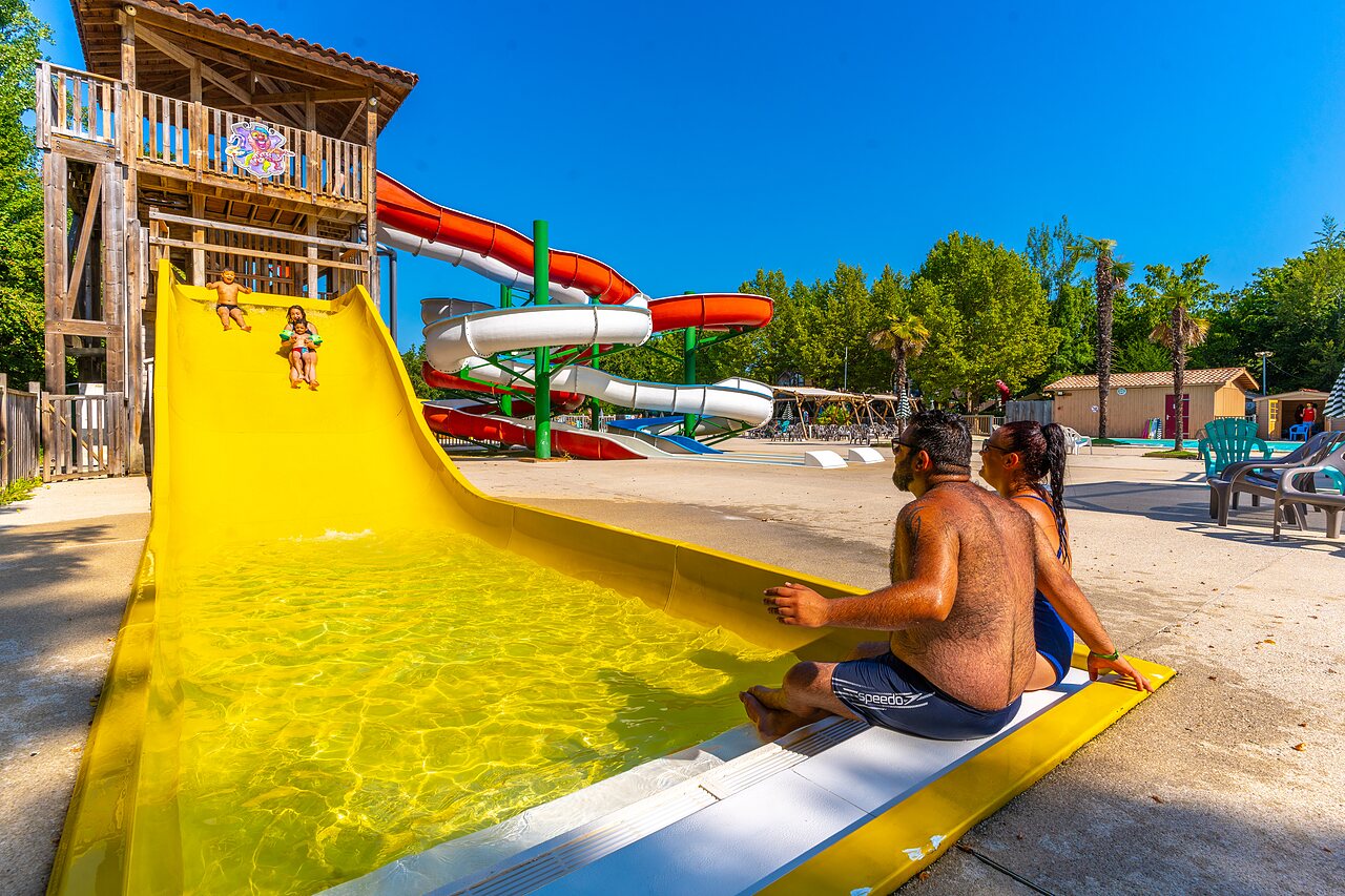 Toboganes acu�ticos y piscina infantil en el camping CAPFUN Duravel en Duravel (46).