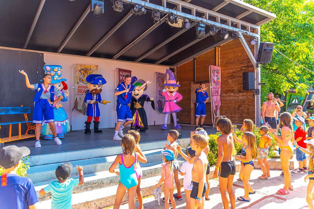 Espect�culo de animaci�n con mascotas y ni�os en el camping CAPFUN Duravel en Duravel (46).