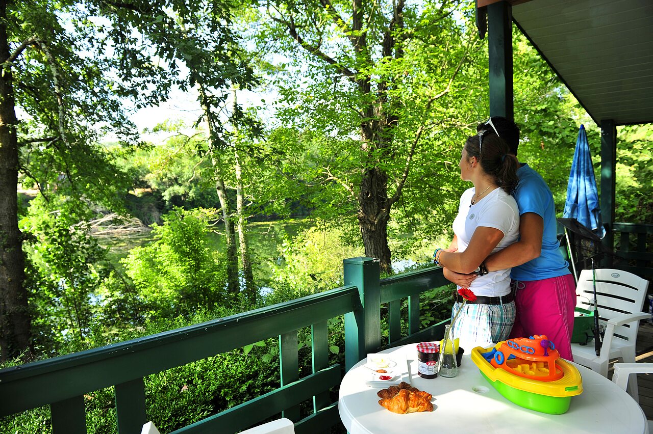 Pareja en terraza de alojamiento, desayuno, vista al r�o en CAPFUN Duravel (46).