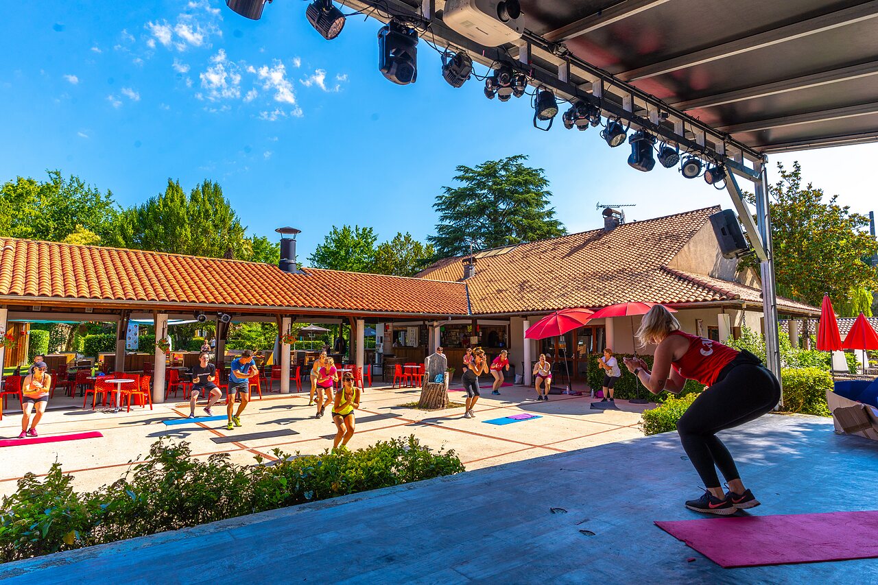 Actividad fitness al aire libre con grupo en el camping CAPFUN Duravel en Duravel (46).