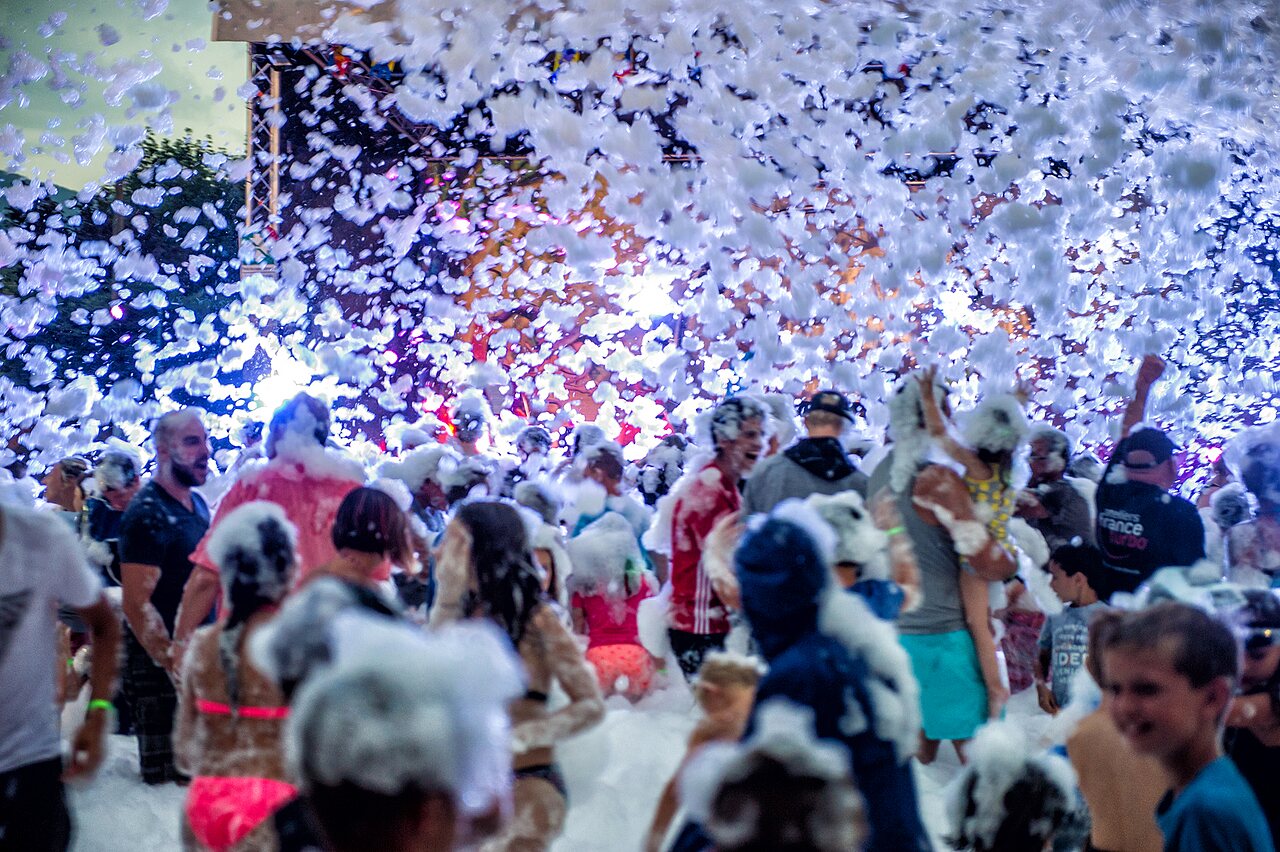 Fiesta de la espuma animada con muchos veraneantes en el camping CAPFUN Duravel en Duravel (46).