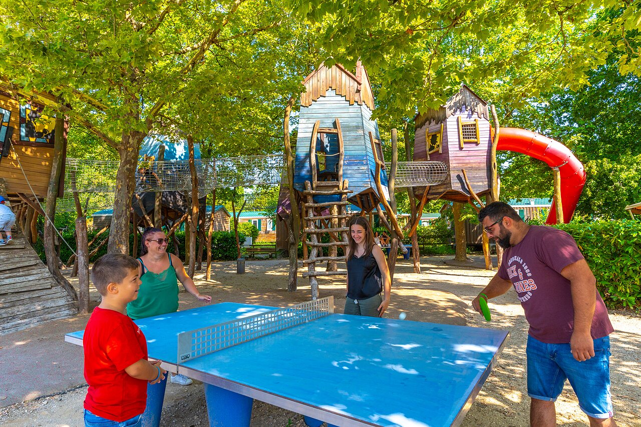 Ping-pong, caba�as en los �rboles y tobog�n en el camping CAPFUN Duravel en Duravel (46).