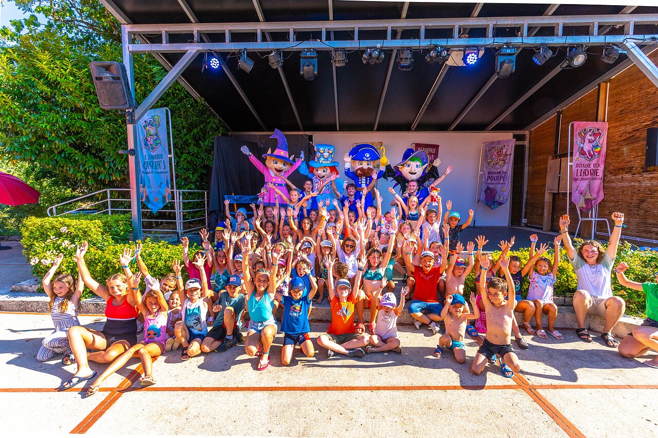 Ni�os y mascotas en escenario para animaci�n en camping CAPFUN Duravel en Duravel (46).