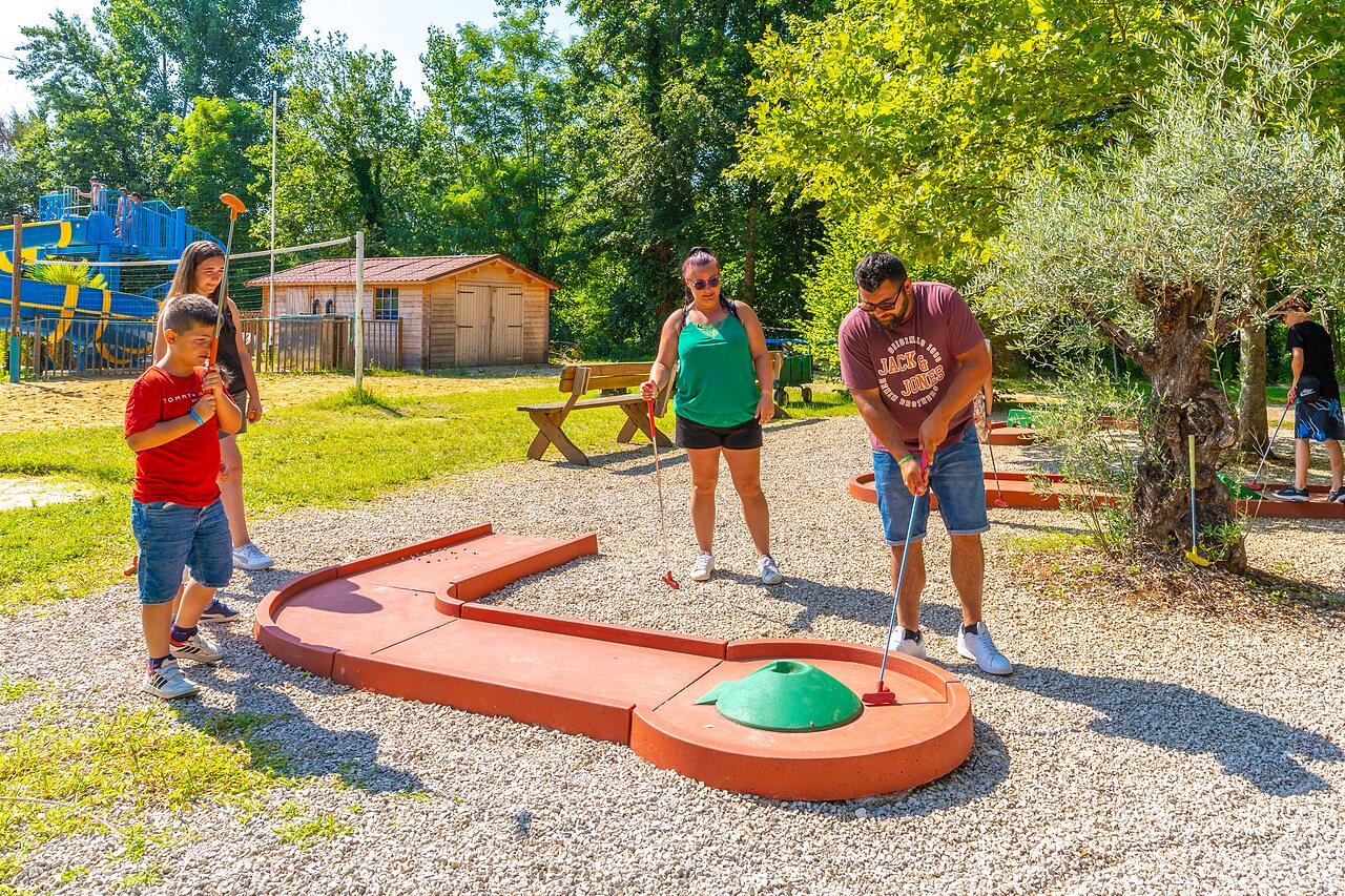 Minigolf en familia en el camping CAPFUN Duravel en Duravel (46).