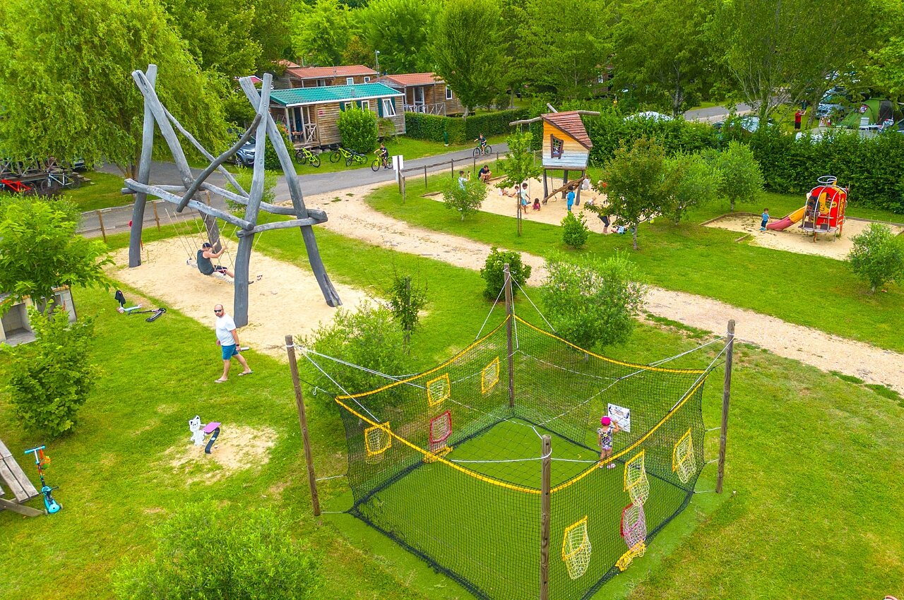 Columpio, tobog�n, caba�a, juego de punter�a en el camping CAPFUN Duravel.