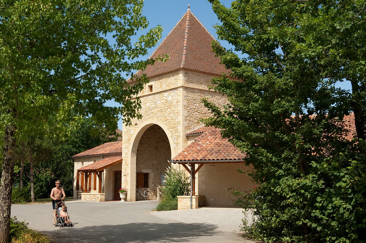 Edificio de recepci�n de piedra con arco, entrada del CAPFUN Duravel en Duravel.