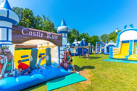 Parque de juegos hinchables gigantes con toboganes y obst�culos en camping CAPFUN Duravel.
