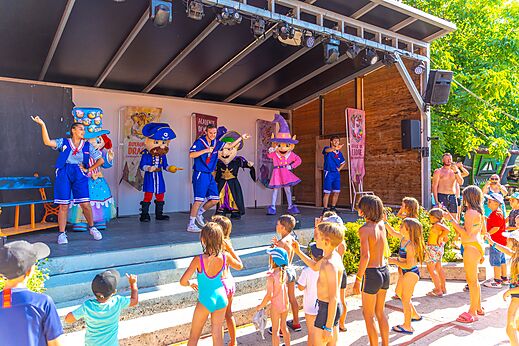 Espect�culo de animaci�n con mascotas y ni�os en el escenario en el camping CAPFUN Duravel en Duravel (46).