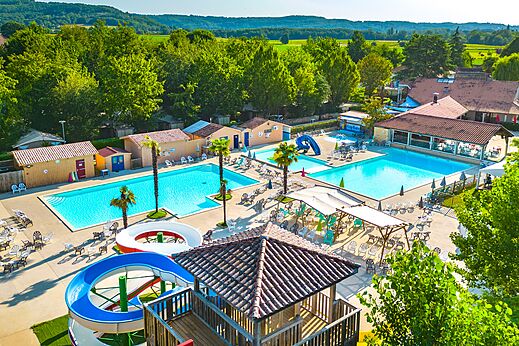 Vista a�rea del complejo acu�tico con piscinas y toboganes en el camping CAPFUN Duravel en Duravel (46).