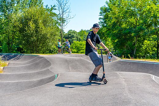 Pista de pump track para patinetes y bicicletas en camping CAPFUN Duravel en Duravel (46).