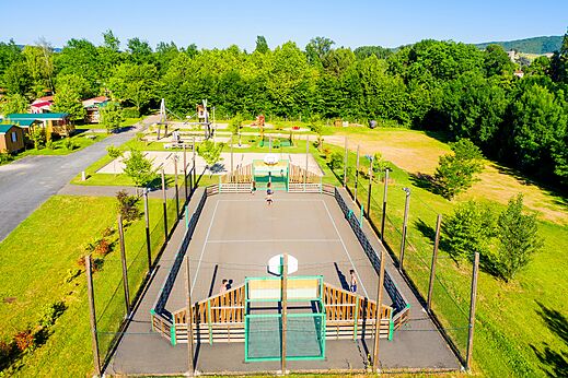 Cancha multideporte con baloncesto y f�tbol en el camping CAPFUN Duravel en Duravel (46).