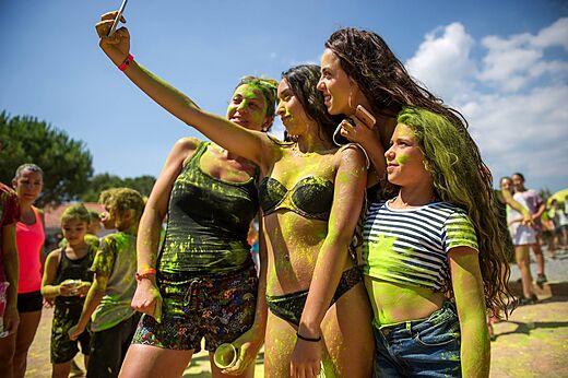 Selfie, polvo verde, veraneantes en el camping CAPFUN Duravel en Duravel (46).