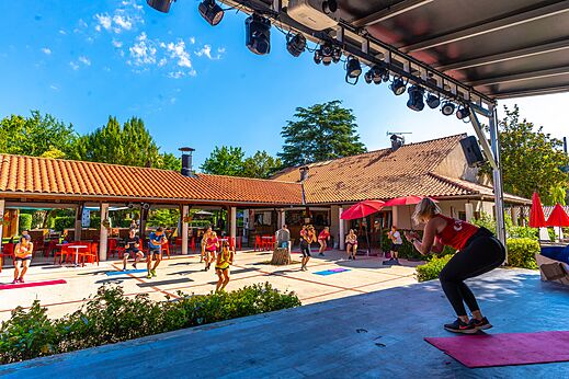 Clase de fitness al aire libre con animador en el camping CAPFUN Duravel en Duravel (46).