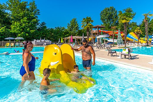 Tobog�n elefante y piscina familiar en el camping CAPFUN Duravel en Duravel (46).