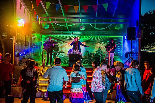 Espect�culo musical con cantante y m�sicos en el escenario, p�blico en el camping CAPFUN Duravel en Duravel (46).