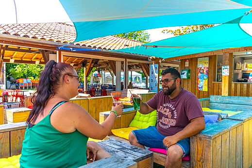 Pareja brindando en el bar del camping CAPFUN Duravel, Duravel (46).