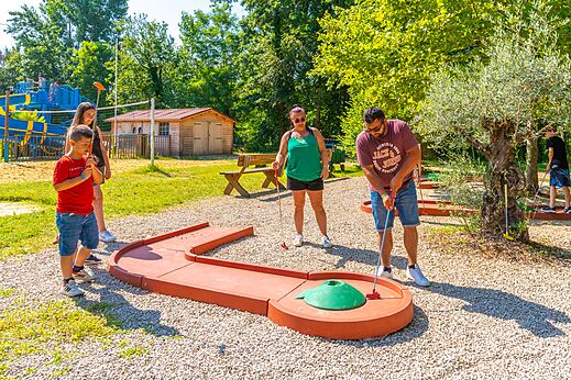 Familia divirti�ndose en el minigolf exterior del camping CAPFUN Duravel en Duravel (46).