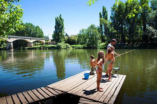 Pesca en familia en el r�o en el camping CAPFUN Duravel (46).