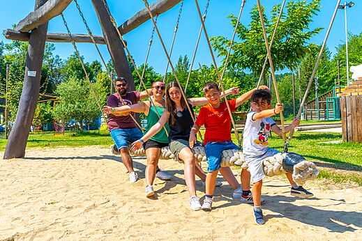 Familia en gran columpio de cuerda en el camping CAPFUN Duravel.