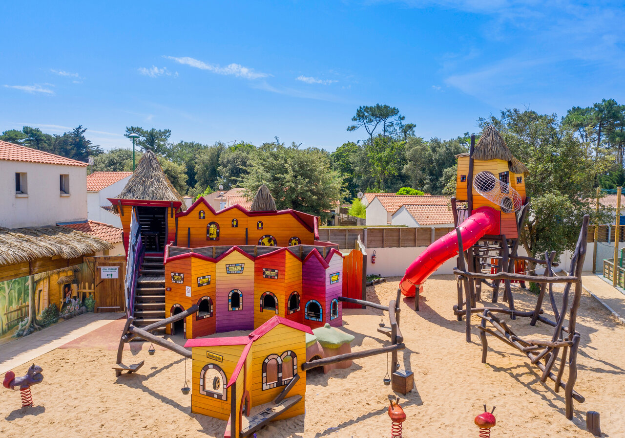 Tobog�n gigante, �rea de juegos colorida, caba�as en el camping CAPFUN Ecureuils en JARD SUR MER (85).