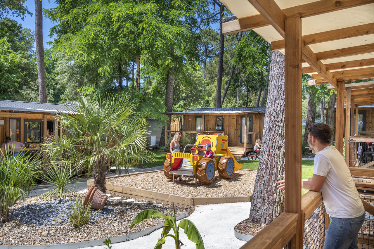 Caba�as de madera y zona de juegos infantiles en camping CAPFUN Ecureuils JARD SUR MER (85).