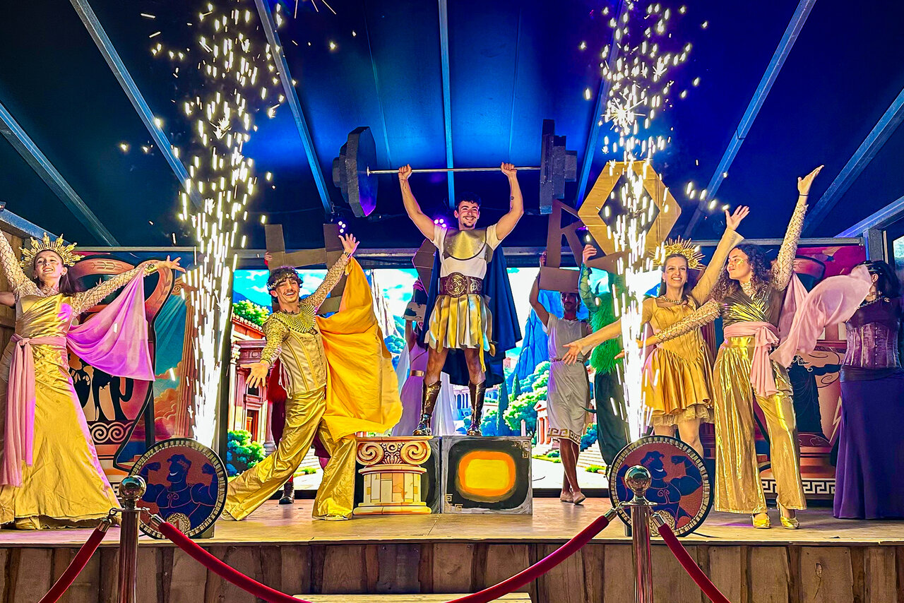 Espect�culo de animaci�n, artistas, pirotecnia en CAPFUN Ecureuils JARD SUR MER (85).