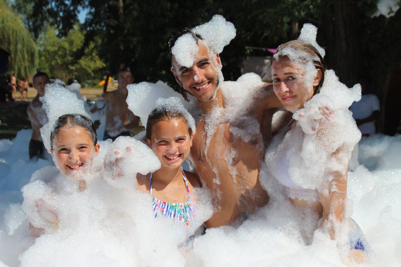 Familia y ni�os sonrientes en la fiesta de espuma en el camping CAPFUN Ecureuils en JARD SUR MER (85).