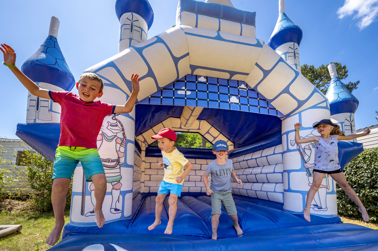 Castillo hinchable con ni�os felices en el camping CAPFUN Ecureuils en JARD SUR MER (85).